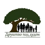 Ljudi ispod krošnje